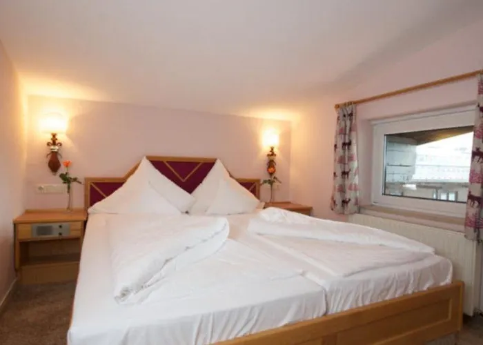 ホテル Neuhaus ザールバッハ・ヒンターグレム